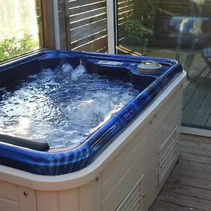 https://petit-chalet-climatise-avec-jacuzzi-prive.fr-provencehotel.com